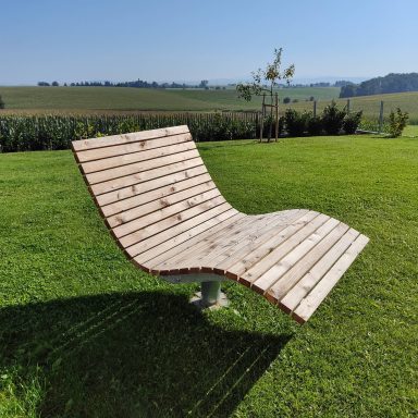 Großer Garten mit Aussicht in Niederbayern mit einer schönen drehbaren Himmelsliege aus Lärchenholz und Metallgestell
