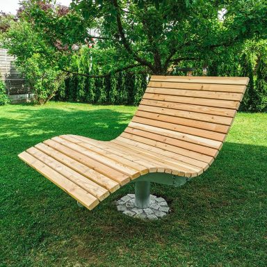 Schöne geschwungene Himmelsliege einbetoniert in Garten