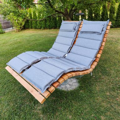 Himmelsliege für zwei Personen und grauer Auflage in Garten