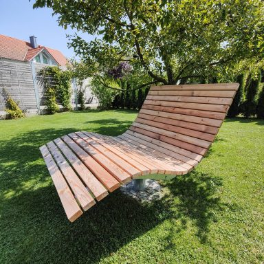 Himmelsliege mit drehbaren Metallgestell zum einbetonieren in schönen Garten unter Baum